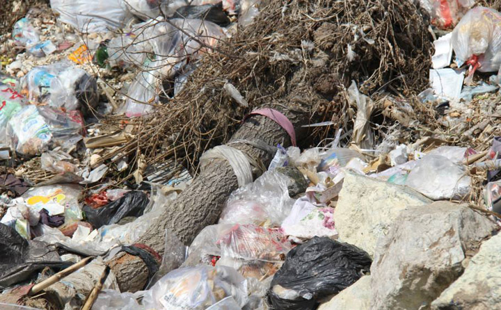 秸稈垃圾亂堆亂放嚴重汙染環境 生物質顆粒機械