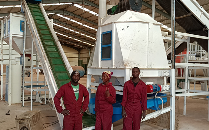 黑人小哥小妹紛紛為我們顆粒機設備的產能點讚豎大拇指