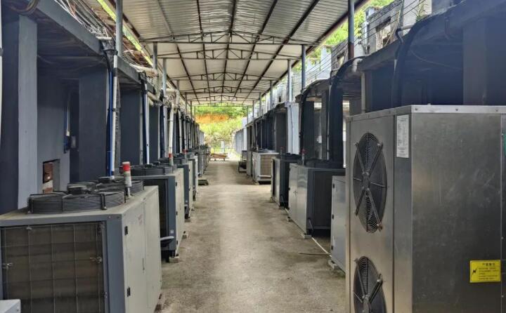 智zhi能neng化hua烘hong烤kao和he以yi前qian老lao式shi的de烤kao房fang不bu一yi樣yang，它ta是shi利li用yong裏li麵mian溫wen度du和he濕shi度du傳chuan感gan器qi傳chuan到dao主zhu控kong儀yi，主zhu控kong儀yi再zai來lai感gan知zhi它ta的de溫wen度du和he濕shi度du，進jin而er控kong製zhi燃ran燒shao機ji火huo力li的de大da小xiao和he排pai濕shi的de大da小xiao來lai調tiao製zhi烘hong烤kao煙yan葉ye，所suo以yi更geng加jia精jing準zhun，更geng加jia靈ling敏min，而er且qie烘hong烤kao的de煙yan葉ye質zhi量liang也ye要yao好hao得de多duo。