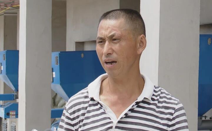 煙農代興祥說：“生sheng物wu質zhi燃ran料liao烤kao煙yan用yong起qi來lai比bi原yuan煤mei要yao方fang便bian的de多duo，像xiang以yi前qian燒shao原yuan煤mei時shi，每mei天tian晚wan上shang都dou要yao起qi來lai添tian煤mei，如ru今jin這zhe個ge烤kao房fang隻zhi要yao把ba箱xiang子zi裏li麵mian加jia滿man，它ta基ji本ben上shang可ke以yi管guan四si個ge小xiao時shi，現xian在zai我wo們men一yi個ge人ren可ke以yi燒shao十shi幾ji間jian烤kao房fang，人ren工gong這zhe方fang麵mian要yao節jie約yue很hen多duo。”