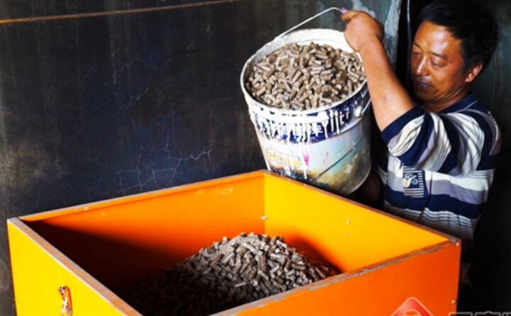 麵對施甸縣善雲烤煙合作社負責人段自學的來訪，施甸縣仁和鎮菠蘿村村民李應良高興得合不攏嘴。“生物質燃料顆粒效果太好了，光請工的成本就比原來燒煤柴烤減少了2個、每爐的烘烤成本降低了168元。這種算下來，今年我家大春作物畝產值可增加200來塊！作物收入就增加了17000多元。”