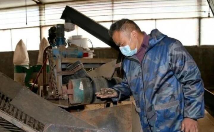 公司日產生物質顆粒燃料15噸，滿負荷生產可達30噸，主要銷往縣內洗滌廠、豆腐廠、桑拿房等。