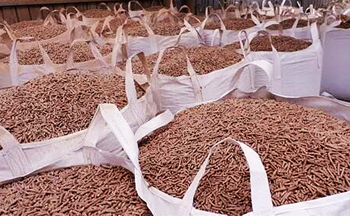 廢木材、秸稈、稻草、稻殼、花生殼、玉米芯、油茶殼、棉籽殼等經過粉碎、混合、擠壓、烘幹等工藝加工，便可“搖身一變”成為一種新型清潔燃料——生物質顆粒燃料